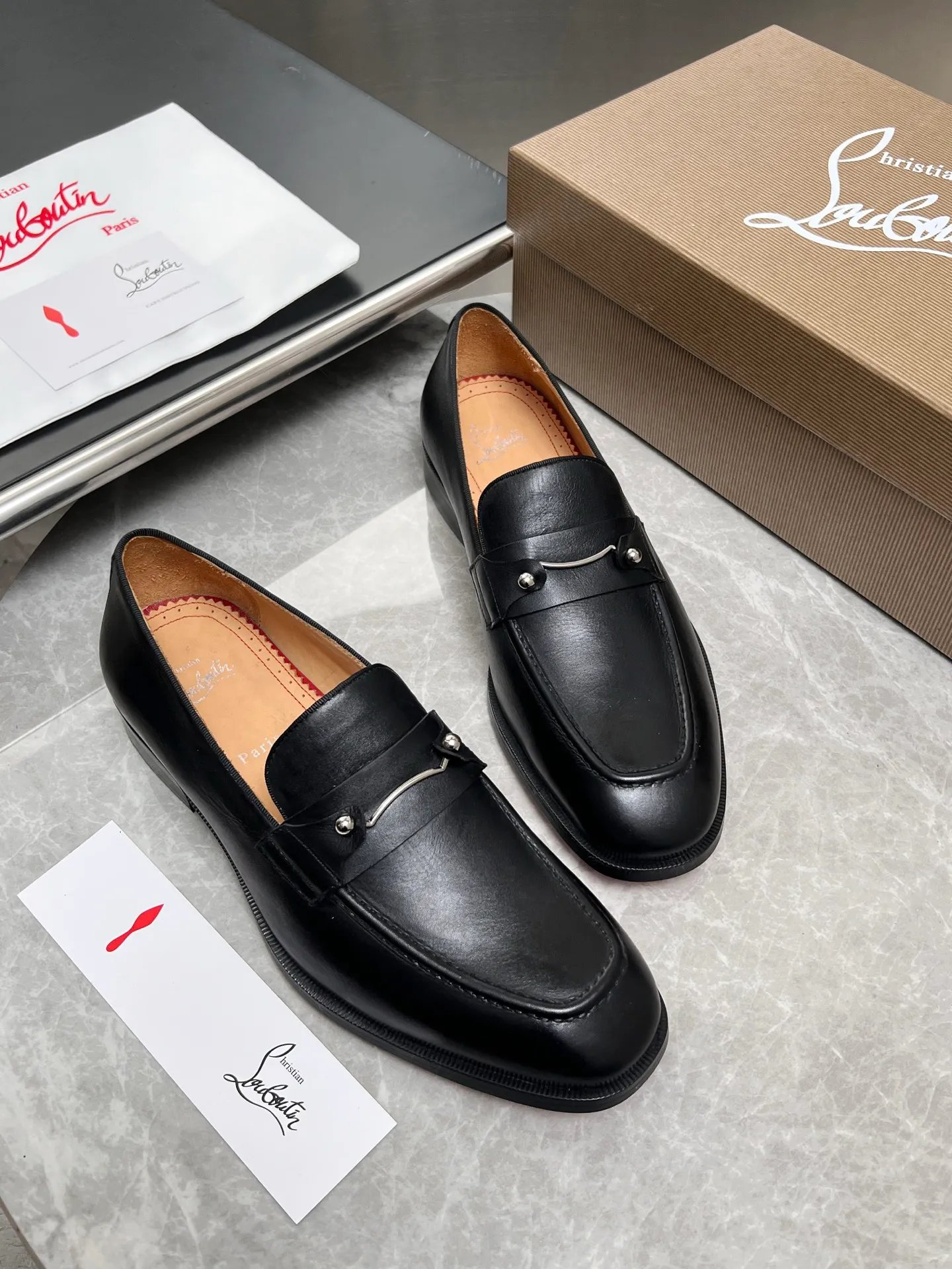 [CL red sole] Top P: 900💰 Number of yards: 39~44 (38.4546. Customized, non-refundable) CL new men's formal shoes Loaf leather shoes Christia* Loubouti* red sole shoes The red sole is luxurious and elegant, reshaping the style boundary of casual formal wear. It is extremely innovative in material selection, and creates a rich visual and tactile experience through the collision of different materials! Made of top-grade calfskin/glossy patent leather/spliced ​​technical fabric in contrasting colors. The upper is stitched by hand with fine and even stitching. It is based on the square-toe loafer shoe shape, with neat and elegant lines, which fits the toughness of men's wear. The upper is embellished with metal rivets, injecting individual details into classic loafers, breaking the mediocrity of casual shoes, and giving a concrete expression of "low-key luxury". From the original color/red cowhide lining inside the shoe to the instantly recognizable red sole, the "red sole" is not only the brand's visual identity, but also a "luxury codeword" when walking. The red sole exposed inadvertently conveys taste and identity instantly. From the innovative splicing of materials, to the personalized fusion of design, to the ingenious inheritance of craftsmanship, the Christian Louboutin men's loafer series is not only a pair of casual shoes, but also a "yuppie style" dressing weapon for men. Whether it is a casual business meeting or a casual look for daily travel, it can help you become a unique and stylish man in every occasion with its "red Loaf" attitude.